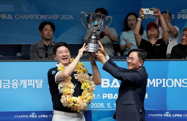 조건휘가 24일 우승한 뒤 기동호 우리금융캐피탈 대표이사로부터 트로피를 받고 있다. 조건휘. PBA 제공