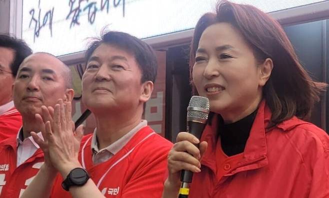 21일 박민식 국민의힘 부산 북갑 후보(왼쪽) 출정식에서 발언하는 김민전 국민의힘 의원(오른쪽) 모습. 김 의원 페이스북 갈무리