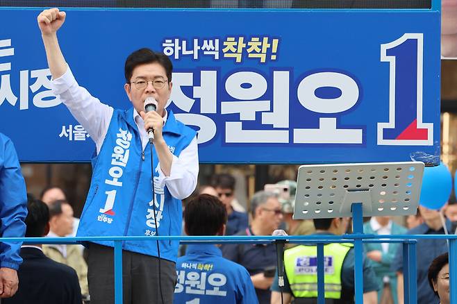 정원오 더불어민주당 서울시장 후보가 25일 낮 서울 양천구 목동현대백화점 인근에서 유권자들에게 지지를 호소하고 있다. 최현수 기자 emd@hani.co.kr