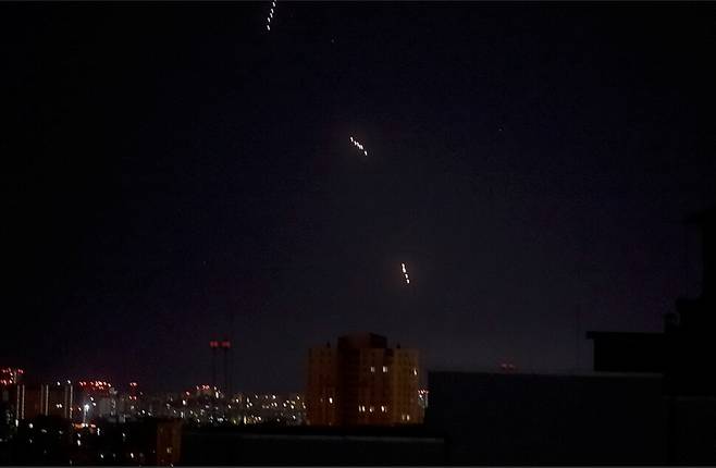 우크라이나 수도 키이우 상공에서 24일 새벽 러시아의 극초음속 미사일 오레시니크로 보이는 섬광들이 날아가고 있다. 로이터 연합뉴스