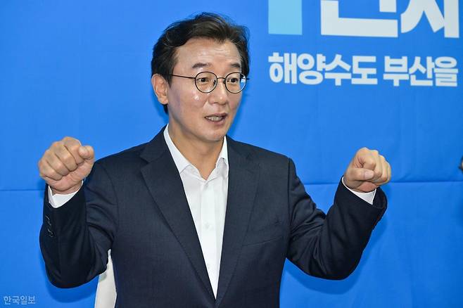 전재수 더불어민주당 부산시장 후보가 22일 부산진구에 위치한 캠프 사무실에서 한국일보와 인터뷰하고 있다. 부산=최주연 기자