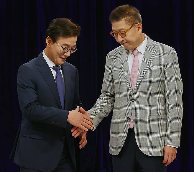 전재수 더불어민주당 부산시장 후보와 박형준 국민의힘 부산시장 후보가 19일 오후 부산 KNN에서 진행된 부산시장 후보자 토론회에 앞서 악수하고 있다. 부산=연합뉴스