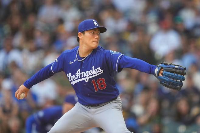 <yonhap photo-2470=""> Los Angeles Dodgers pitcher Yoshinobu Yamamoto throws during the second inning of a baseball game against the Milwaukee Brewers, Sunday, May 24, 2026, in Milwaukee. (AP Photo/Kayla Wolf)/2026-05-25 05:53:55/ <저작권자 ⓒ 1980~2026 ㈜연합뉴스. 무단 전재 재배포 금지, AI 학습 및 활용 금지></yonhap>