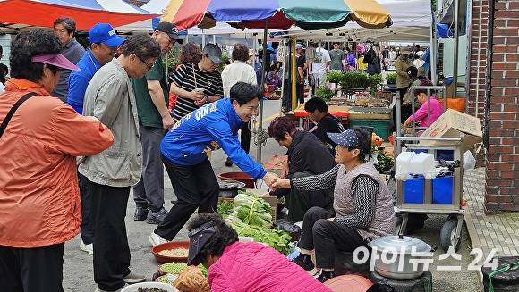 김대중 교육감 후보가 상인들과 인사를 나누고 있다. [사진=한승엽기자]