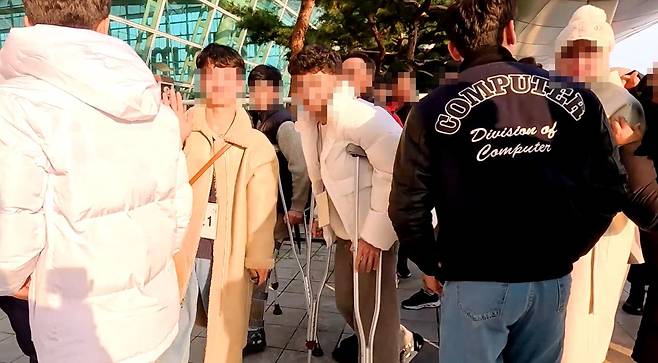 한신대 우즈베키스탄 유학생들이 2023년 11월 27일 인천국제공항에 도착해 버스에서 내리고 있다. 사진 제보자