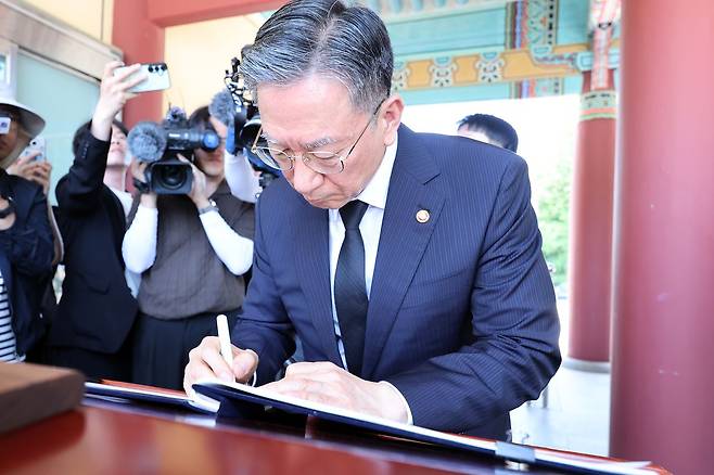 정성호 법무부 장관이 구자현 검찰총장 직무대행 등 검찰 고위 간부들과 지난 15일 광주 북구 운정동 국립5·18민주묘지를 방문해 방명록을 작성하고 있다. 법무부는 과거 독재정권 하 고문이나 간첩 조작에 가담한 검사, 검찰 수사관 서훈을 취소하기 위한 조사에 나섰다. 연합뉴스