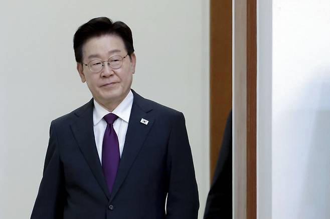 ▲ 이재명 대통령이 21일 청와대에서 수석보좌관회의에 입장하고 있다. [연합뉴스]