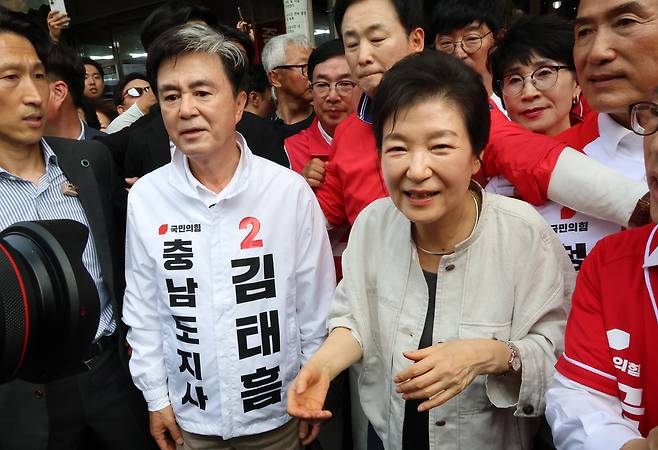 박근혜 전 대통령이 25일 김태흠 국민의힘 충남지사 후보 지원 유세를 위해 공주 산성시장을 찾아 시민들에게 인사하고 있다. 연합뉴스