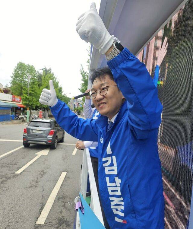 김남준 더불어민주당 인천 계양을 보궐선거 후보가 지난 21일 선거유세차량에서 유권자들과 인사하고 있다.
