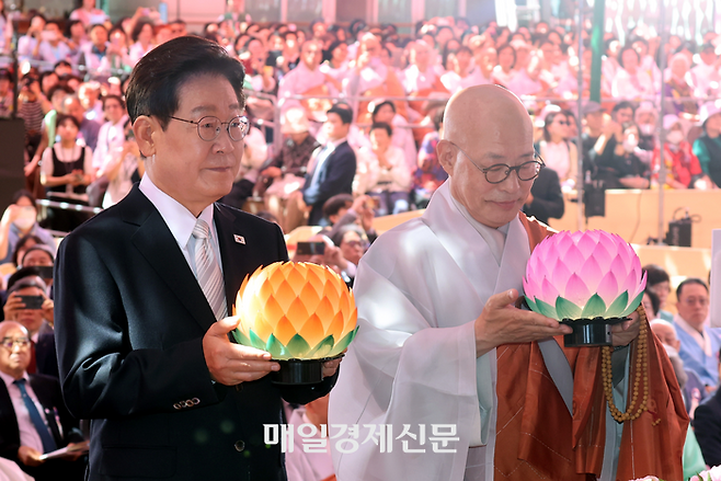 이재명 대통령이 24일 서울 종로구 조계사에서 열린 불기 2570년 부처님오신날 봉축법요식에서 조계종 총무원장 진우스님과 헌등하고 있다.  2026.5.24. 청와대사진기자단[김호영기자]