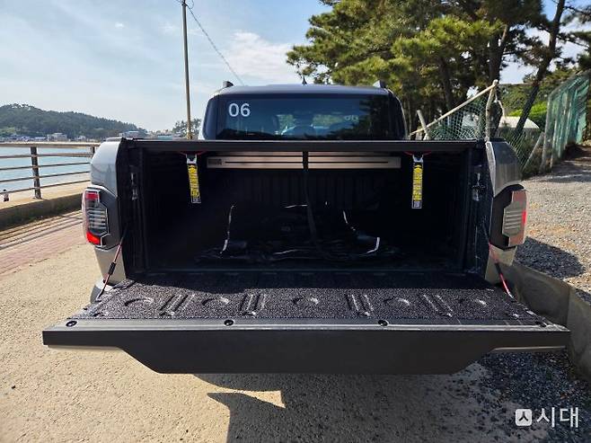 기아 타스만 적재함(베드) 모습. 캠핑 장비와 레저용 짐을 적재할 수 있는 넓은 공간을 확보했다./사진=최유빈 기자