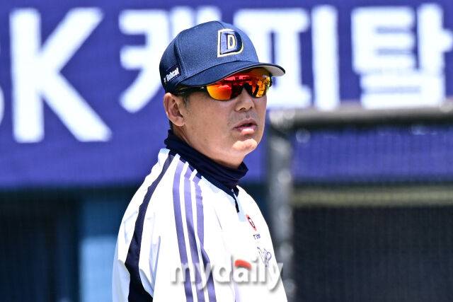9일 서울 잠실야구장에서 열린 '2026 신한 SOL BANK KBO리그' SSG 랜더스와 두산 베어스 경기. 두산 김원형 감독이 경기 전 선수들의 훈련을 지켜보고 있다./마이데일리