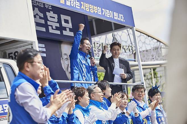 [순천=뉴시스] 더불어민주당 손훈모 순천시장 후보가 21일 순천시 연향동 패션의 거리에서 6·3 지방선거 출정식을 하고 있다. (사진=선거사무소 제공) 2026.05.21. photo@newsis.com *재판매 및 DB 금지
