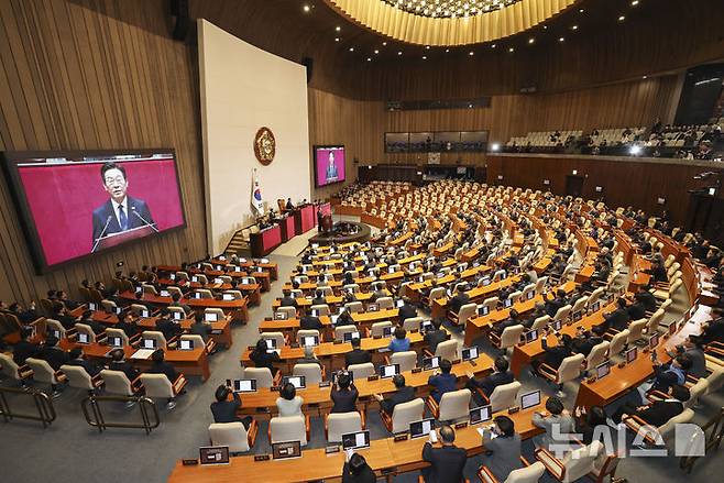 [서울=뉴시스] 국회사진기자단 = 이재명 대통령이 4일 서울 여의도 국회 본회의장에서 2026년도 정부 예산안에 대한 시정연설을 하고 있다. 2025.11.04. photo@newsis.com