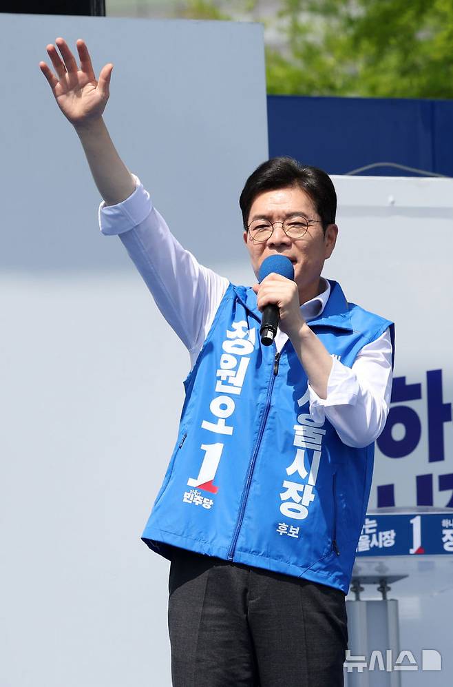 [서울=뉴시스] 전신 기자 = 정원오 더불어민주당 서울시장 후보가 25일 서울 마곡나루역 앞에서 유세를 하며 지지를 호소하고 있다. 2026.05.25. photo1006@newsis.com