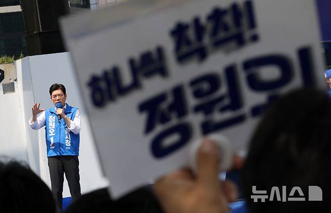 [서울=뉴시스] 전신 기자 = 정원오 더불어민주당 서울시장 후보가 25일 서울 마곡나루역 앞에서 유세를 하며 지지를 호소하고 있다. 2026.05.25. photo1006@newsis.com