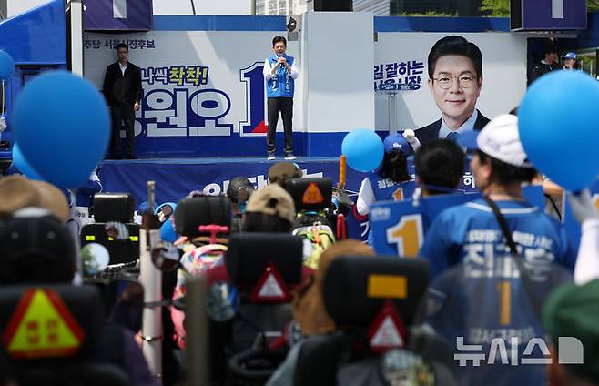 [서울=뉴시스] 전신 기자 = 정원오 더불어민주당 서울시장 후보가 25일 서울 마곡나루역 앞에서 유세를 하며 지지를 호소하고 있다. 2026.05.25. photo1006@newsis.com