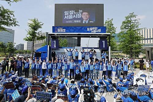 정원오 후보, 강서구 유세 (서울=연합뉴스) 서대연 기자 = 더불어민주당 정원오 서울시장 후보가 25일 서울 강서구 마곡나루역 앞에서 유세를 하고 있다. 2026.5.25 dwise@yna.co.kr
