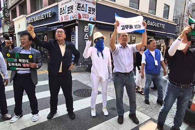 25일 오후 전북 전주 전북대 앞 유세 현장 한편에서 민주당 정청래 대표를 비판하고 있는 '정청래사당화저지범도민대책위원회'. 송승민 기자