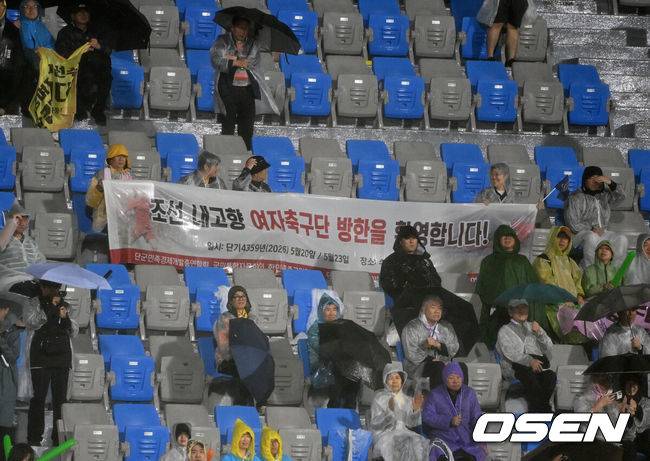 [OSEN=수원, 이대선 기자] 수원FC 위민은 20일 수원종합운동장에서 열린 2025-2026시즌 아시아축구연맹(AFC) 여자 챔피언스리그(AWCL) 4강전에서 북한 평양 내고향여자축구단과 경기에서 1-2로 패배했다.후반 관중들이 내고향여자축구단을 응원하는 걸개를 들고 응원을 하고 있다. 2026.05.20 /sunday@osen.co.kr