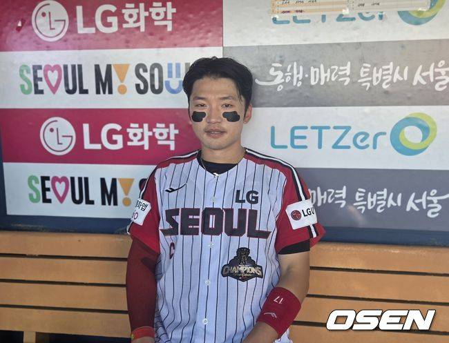 [OSEN=잠실, 한용섭 기자]프로야구 LG 트윈스 박해민이 24일 잠실구장에서 열린 키움 히어로즈와 경기에서 3-4로 뒤진 9회말 2사 1,2루에서 극적인 역전 끝내기 스리런 홈런을 터뜨렸다. 경기 후 취재진과 인터뷰를 하고 있다. /orange@osen.co.kr