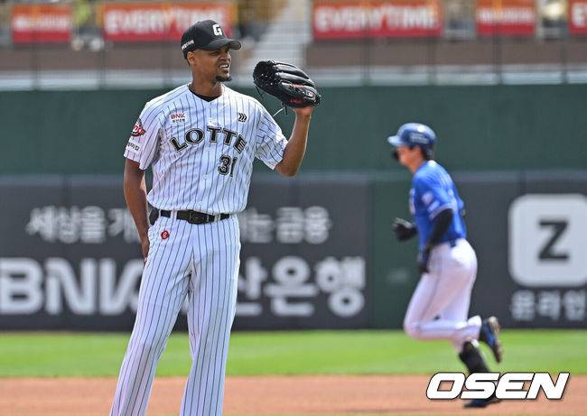[OSEN=부산, 이석우 기자] 24일 부산 사직야구장에서 2026 신한 SOL KBO 리그 롯데 자이언츠와 삼성 라이온즈의 경기가 열렸다. 홈팀 롯데는 로드리게스가, 방문팀 삼성은 양창섭이 선발 출전했다.롯데 자이언츠 선발 투수 로드리게스가 1회초 1사 1루 삼성 라이온즈 구자욱에게 2점 홈런을 맞고 아쉬워하고 있다. 2026.05.24 / foto0307@osen.co.kr