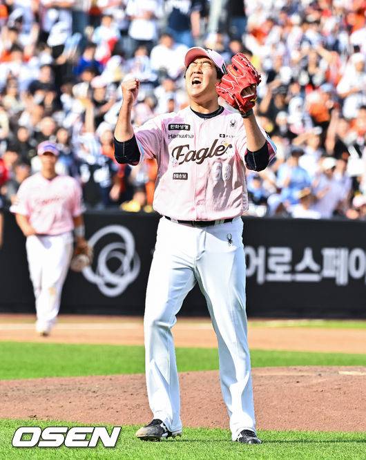 [OSEN=대전, 박준형 기자] 프로야구 한화 이글스가 두산 베어스와의 주말 3연전을 싹쓸이, 류현진의 한미 통산 200승까지 겹경사를 누렸다.김경문 감독이 이끄는 한화는 24일 대전 한화생명 볼파크에서 열린 두산과의 홈경기에서 승리했다. 이날 승리로 두산전을 모두 쓸어담은 한화는 3연승으로 시즌 전적 23승24패를 만들었다. 반면 두산은 4연승 후 3연패에 빠지며 22승25패1무가 됐다.실점 없이 승리를 지켜낸 한화 마무리 박상원이 환호하고 있다.  2026.05.24 / soul1014@osen.co.kr