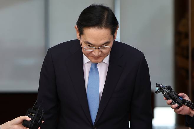 해외 출장을 마치고 급거 귀국한 이재용 삼성전자 회장이 지난 16일 서울 김포비즈니스항공센터(SGBAC)에서 머리 숙여 사죄 인사를 하고 있다. 연합뉴스