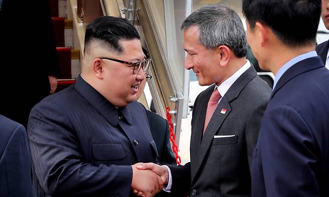 김정은 북한 국무위원장이 2018년 6월10일 북·미 정상회담 참석을 위해 싱가포르 창이국제공항에 도착해 비비안 발라크리쉬난 싱가포르 외교장관의 영접을 받고 있다. 발라크리쉬난 장관 엑스(X·옛 트위터)