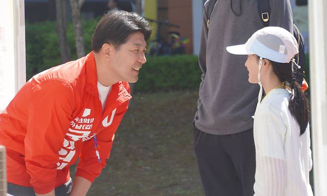 눈 맞추고… 국민의힘 이용 하남갑 후보가 지난 5일 어린이날 경기 하남 위례도서관에서 아이와 인사하고 있다. 이용 캠프 제공