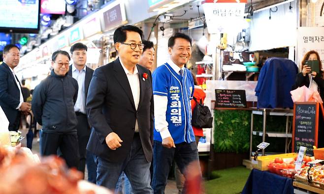 이광재(오른쪽) 더불어민주당 하남갑 국회의원 후보와 박지원 의원이 지난 21일 경기 하남시 덕풍시장을 찾아 상인들과 인사를 나누고 있다. 이광재 후보 캠프 제공