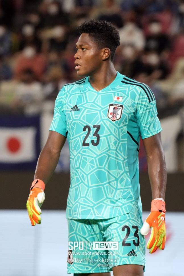 ▲ 스즈키 자이온(사진)은 최근 일본 축구대표팀 ‘차세대 수문장’을 넘어 확실한 주전 골키퍼로 자리매김했다. 북중미 월드컵서도 하야카와 도모카(가시마 앤틀러스), 오사코 게이스케(산프레체 히로시마)를 따돌리고 스타팅 장갑을 낄 확률이 대단히 높다.