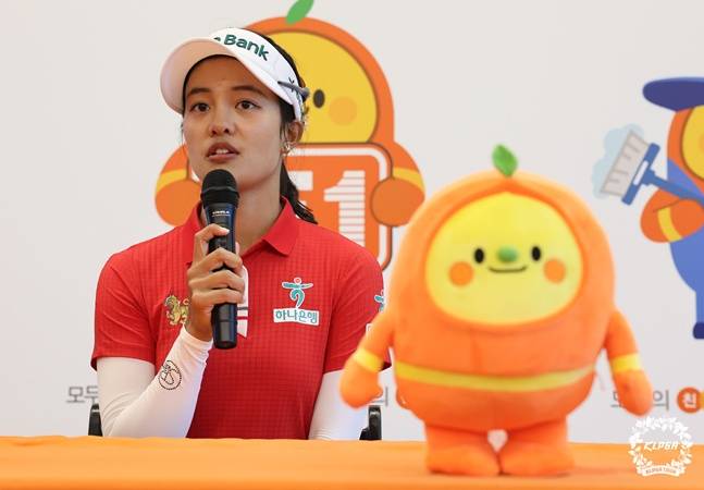 짜라위 분짠이 24일 경기 여주시 페럼클럽(파72)에서 열린 KLPGA 투어 E1 채리티 오픈(총상금 10억원)에서 우승을 차지한 뒤 기자회견에서 소감을 밝히고 있다. /사진=KLPGT 제공