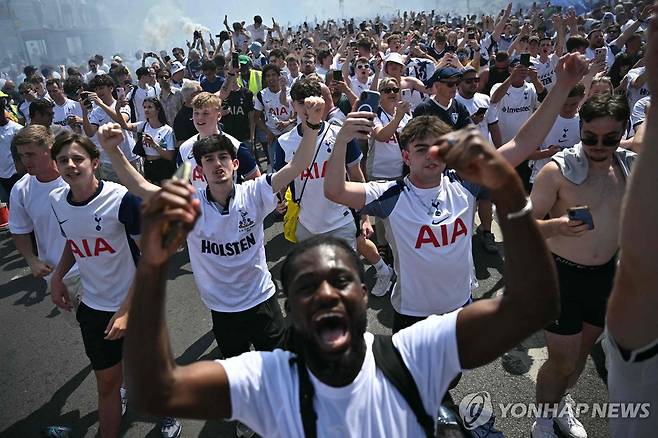기뻐하는 토트넘 팬들 [AFP=연합뉴스]