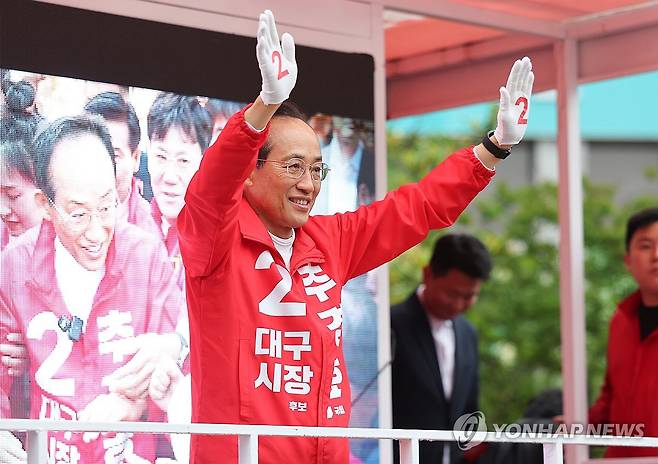 시민들에게 인사하는 추경호 후보 (대구=연합뉴스) 윤관식 기자 = 국민의힘 추경호 대구시장 후보가 21일 대구 중구 반월당사거리에서 출근길 시민들에게 인사하고 있다. 2026.5.21 psik@yna.co.kr