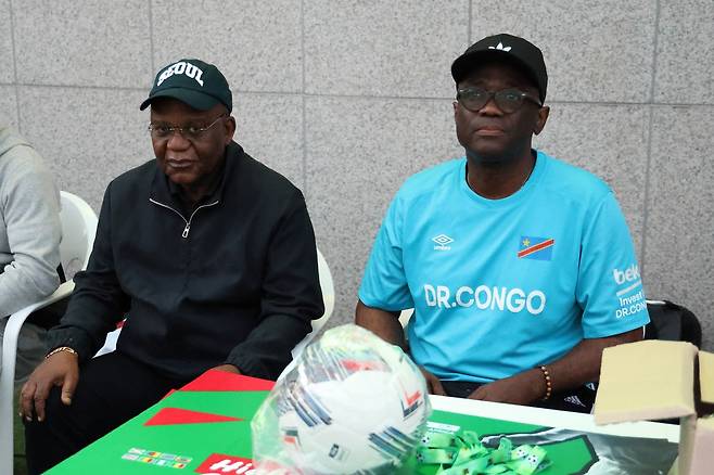 '2026 국내 거주 아프리카 커뮤니티 축구대회(KAFCON)' 참관하는 주한 아프리카 대사 (평택=연합뉴스) 성도현 기자 = '한국·아프리카 커뮤니티 축구협회'와 'AFRO 엔터테인먼트'가 24일 경기 평택시 포승레포츠공원에서 개최한 '2026 국내 거주 아프리카 커뮤니티 축구대회(KAFCON)'에서 아토키 일레카 주한 DR콩고 대사(오른쪽)와 시앙가 키부일라 사무엘 아빌리우 주한 앙골라 대사가 결승전을 참관하고 있다. 2026.5.25 raphael@yna.co.kr