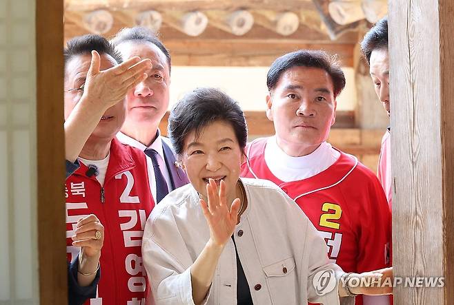 박근혜 전 대통령, 고 육영수 여사 옥천 생가 방문 (옥천=연합뉴스) 박건영 기자 = 박근혜 전 대통령이 25일 어머니인 고 육영수 여사의 충북 옥천 생가를 방문해 주민들에게 인사하고 있다. 2026.5.25 pu7@yna.co.kr