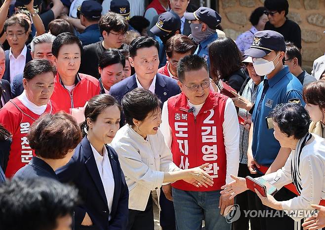 주민과 인사 나누는 박근혜 전 대통령 (옥천=연합뉴스) 박건영 기자 = 박근혜 전 대통령이 25일 어머니인 고 육영수 여사의 충북 옥천 생가를 방문해 주민들에게 인사하고 있다. 2026.5.25 pu7@yna.co.kr