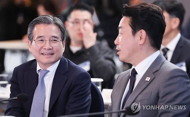 비서실장과 정책실장 (울산=연합뉴스) 김도훈 기자 = 강훈식 대통령비서실장과 김용범 정책실장이 13일 호텔현대 바이 라한 울산에서 열린 이재명 대통령 주재 K-조선 미래비전 간담회에서 대화하고 있다. 2026.5.13 superdoo82@yna.co.kr