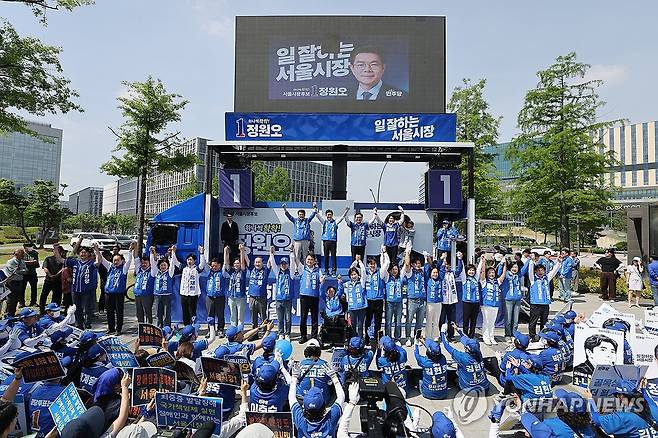 정원오 후보, 강서구 유세 (서울=연합뉴스) 서대연 기자 = 더불어민주당 정원오 서울시장 후보가 25일 서울 강서구 마곡나루역 앞에서 유세를 하고 있다. 2026.5.25 dwise@yna.co.kr