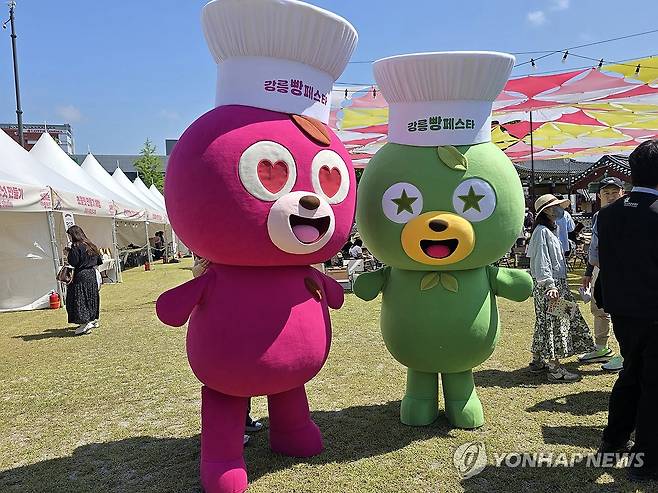 빵 터지는 재미 '강릉 빵 페스타' (강릉=연합뉴스) 22일 강원 강릉지역 유명 베이커리를 한자리에서 만날 수 있는 대규모 빵 마켓 '2026 강릉 빵 터지는 강릉 빵 페스타'가 열리고 있는 강릉대도호부관아에서 시민과 관광객이 축제를 즐기고 있다.
     22∼25일 열리는 이번 축제에는 지역을 대표하는 베이커리 및 디저트 브랜드 43개 사와 음료 브랜드 18개 사 등 총 61개 업체가 참여한다. 2026.5.22 [강릉시 제공. 재판매 및 DB 금지] yoo21@yna.co.kr