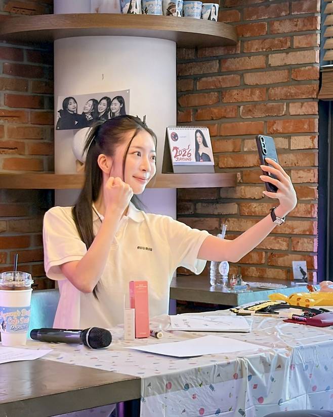 조아영이 생일카페를 찾았다. / 사진제공=토탈셋