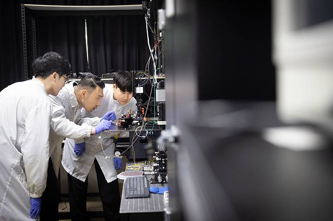3년 연속 수도권 최대 규모 첨단분야 입학정원 순증을 기록한 한양대 ERICA는 반도체 등 첨단 산업을 이끌 실무 인재 양성에 박차를 가하고 있다. 사진은 김영현 차세대반도체융합공학부 교수 ASDL(AI Semiconductor Driving Laboratory) 연구실. 사진=한양대 ERICA
