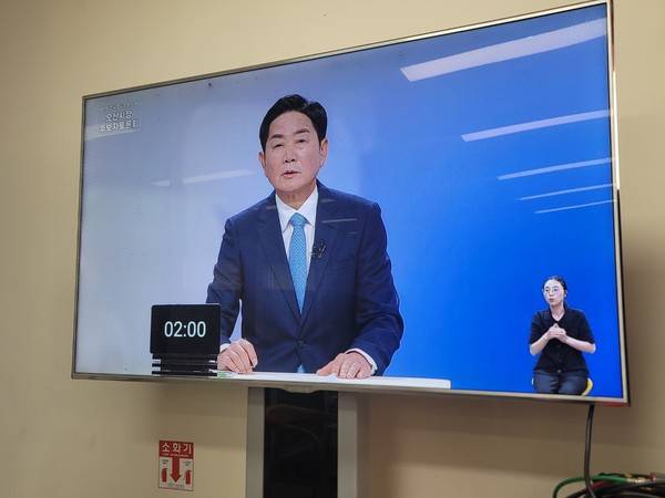 더불어민주당 조용호 오산시장 후보가 26일 SK브로드밴드 수원방송에서 진행된 후보자 토론회에서 모두 발언을 하고 있다. [사진=변승희 기자]