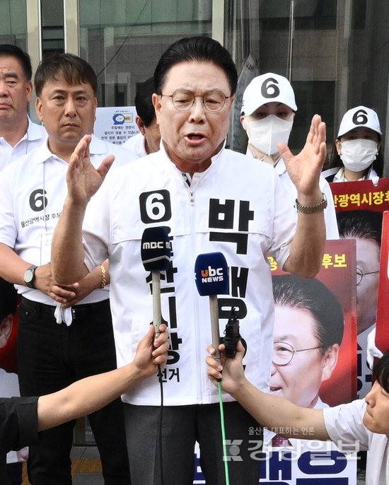 ▲ 박맹우 무소속 울산시장 후보가 지난 24일 보수단일화를 요구하며 108배를 하고 있는 국민의힘 울산시의원 후보들을 중단시킨 뒤 발언을 하고 있다. 김동수기자