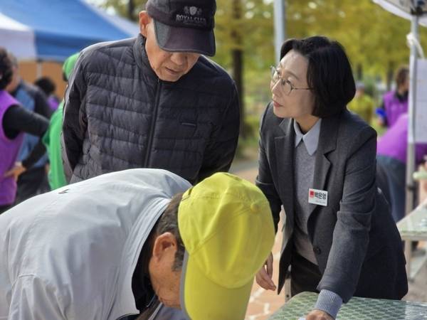 박은영(진보당·창원3) 경남도의원 후보가 지역주민에게 인사를 하고 있다. /박은영 후보