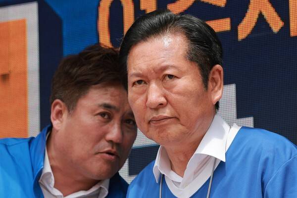 더불어민주당 정청래 총괄상임선거대책위원장이 26일 경기도 여주시 가남파출소 앞 사거리에서 박시선 여주시장 후보 지원 유세를 하며 박 후보와 대화하고 있다. 연합뉴스