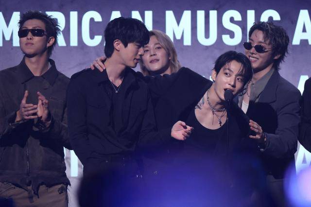 그룹 방탄소년단(BTS)이 26일(한국 시간) 미국 네바다주 라스베이거스의 MGM 그랜드 가든 아레나에서 열린 아메리칸 뮤직 어워즈(AMA)에서 무대에 올라 '올해의 아티스트(Artist of the Year)' 상을 수상하고 있다. [사진=AFP/연합뉴스]