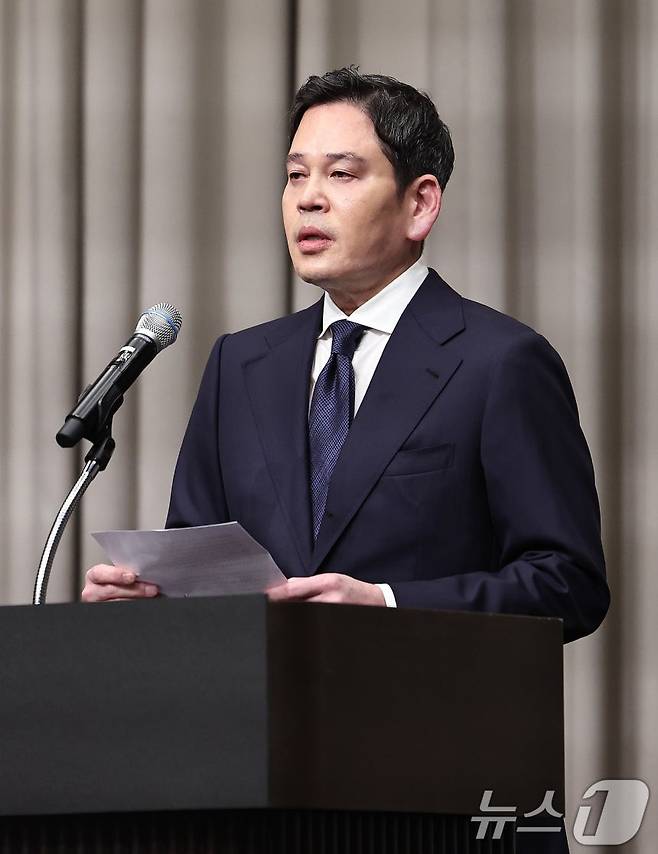 정용진 신세계그룹 회장이 26일 오전 서울 강남구 조선팰리스에서 열린 기자회견에서 스타벅스 '탱크데이' 논란 관련 대국민 사과를 하고 있다. /사진= 뉴스1
