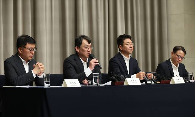 전상진 신세계그룹 경영총괄부사장이 26일 서울 조선팰리스 강남에서 열린 5·18 민주화운동 기념일에 진행된 스타벅스코리아 '탱크데이' 마케팅 관련 사과 기자회견에서 진상조사 결과를 발표하고 있다.(고이란 기자 photoeran@)